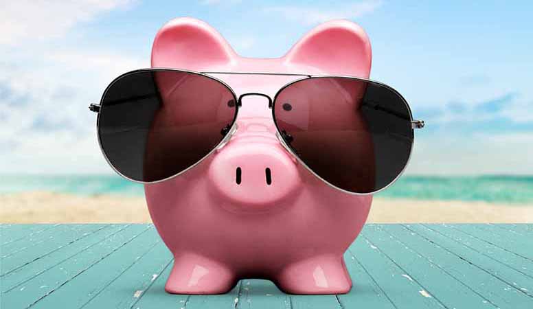 Säästöpossu käyttää aurinkolaseja