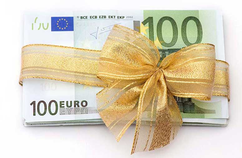Sata euroa ja kultainen lahjanauha