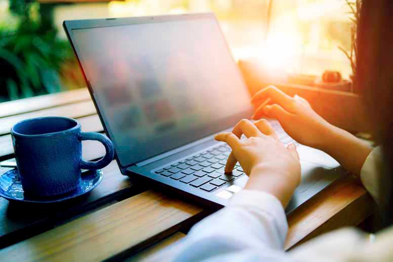 Sininen kahvikuppi ja tietokone