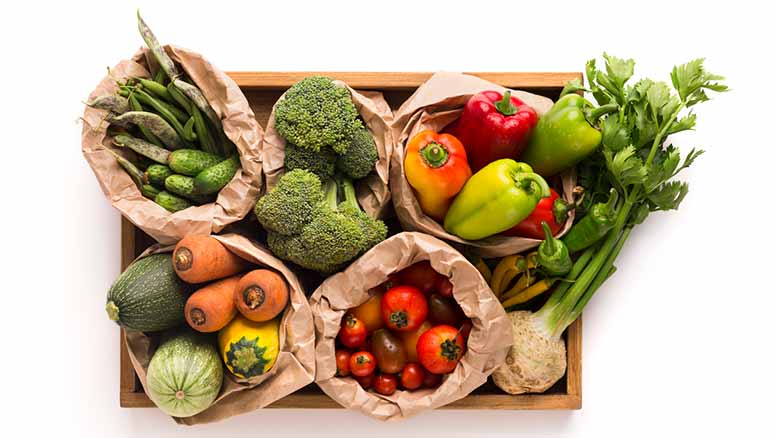 Tuoreita vihanneksia puulaatikossa