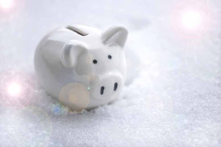 Valkoinen säästöpossu lumihangessa