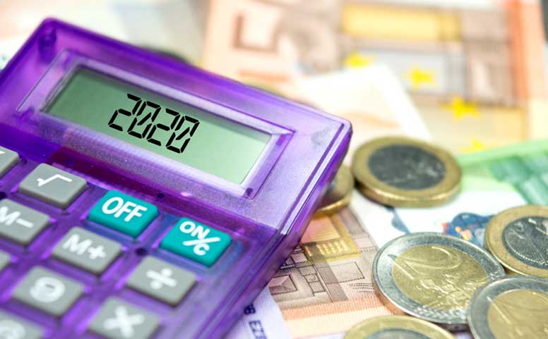 Violetti laskin ja euroja vuosi 2020