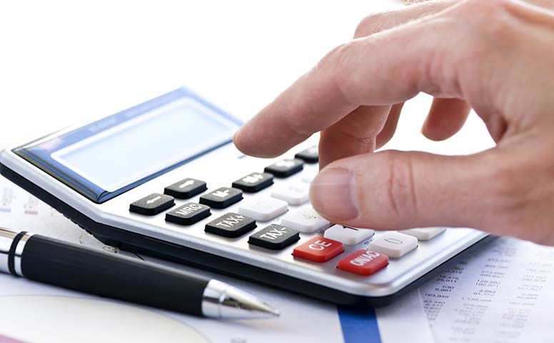 Kynä, laskin, käsi, paperit