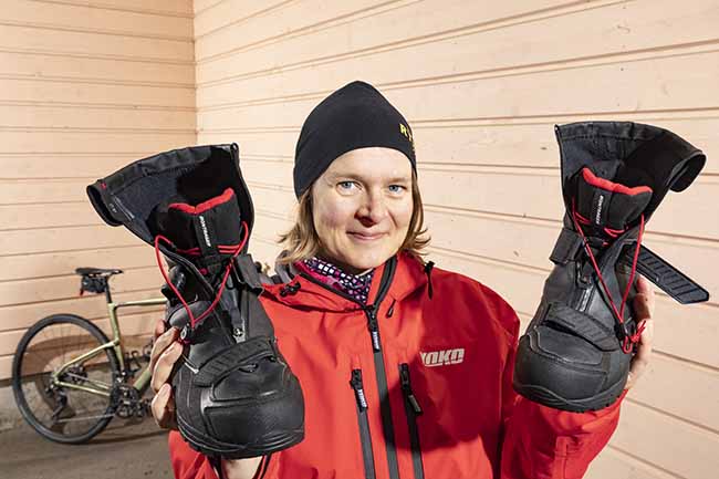 Liisa Peltola suosii työmatkoillakin talvikäyttöön tarkoitettuja pyöräilykenkiä, joissa on erillinen sisähuopakenkä. Lisänä ovat akkulämmitteiset sukat. Kuva: Esko Jämsä