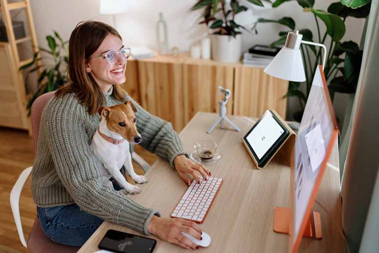 Nainen, koira, tietokone