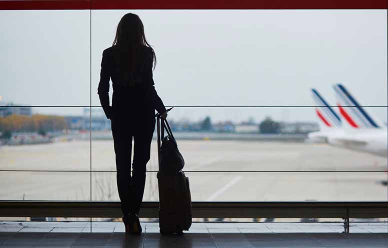 Nainen, matkalaukku, lentokenttä