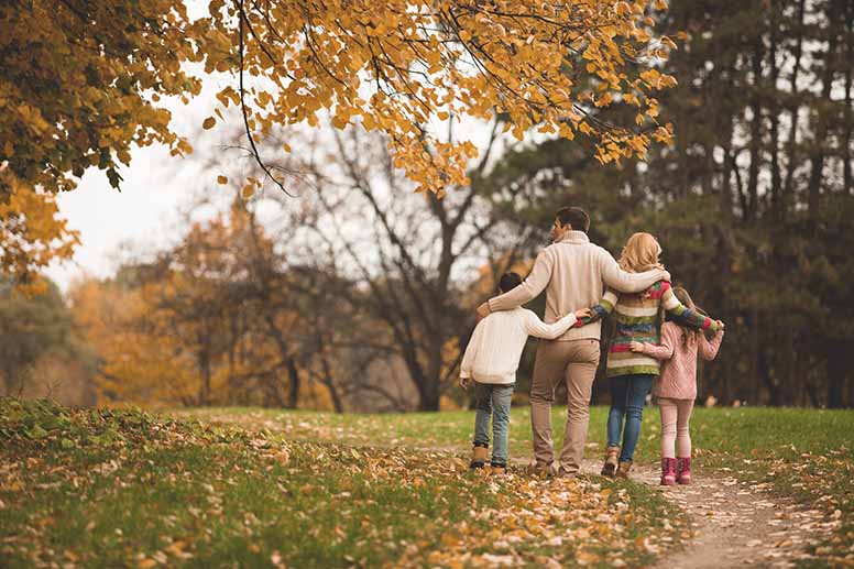 Perhe ulkoilee puistossa