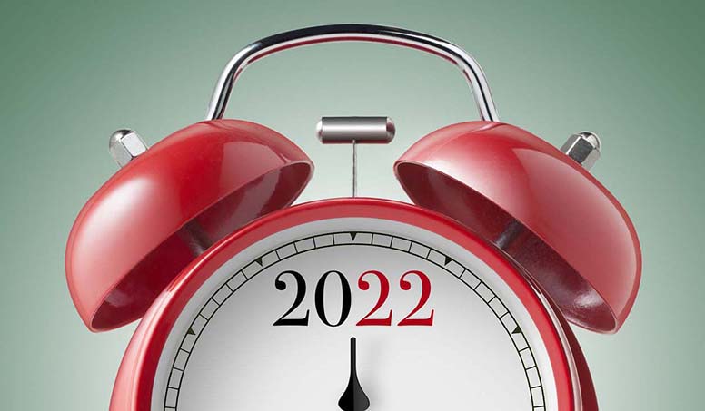 Punainen herätyskello soittaa vuosi 2022
