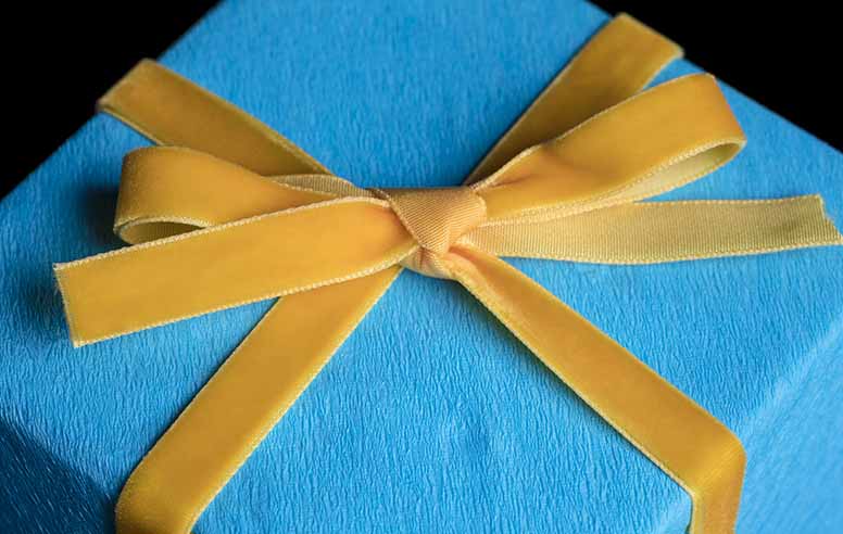 Sininen lahjapaketti, keltainen rusetti, lahja
