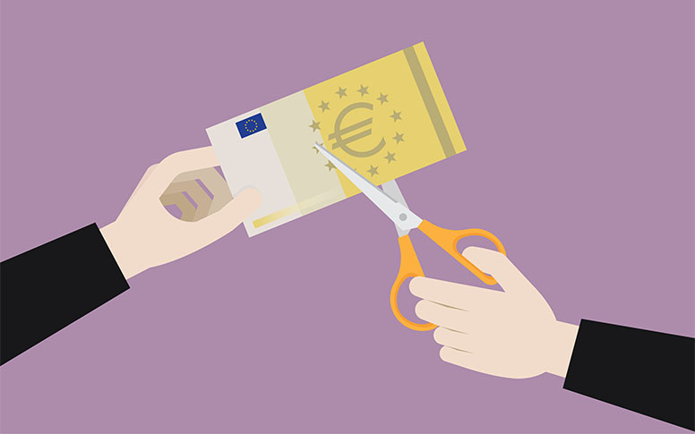 Euroseteli leikataan saksilla kahteen palaan