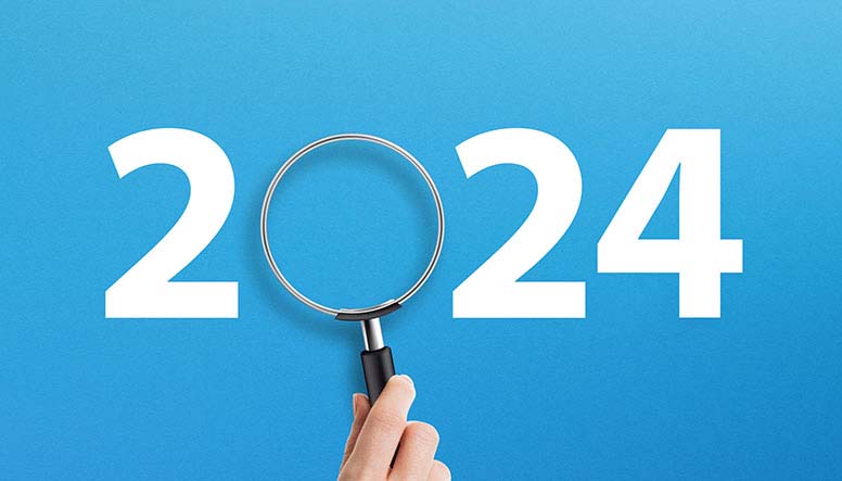 Suurennuslasi, käsi, vuosi 2024, sininen tausta