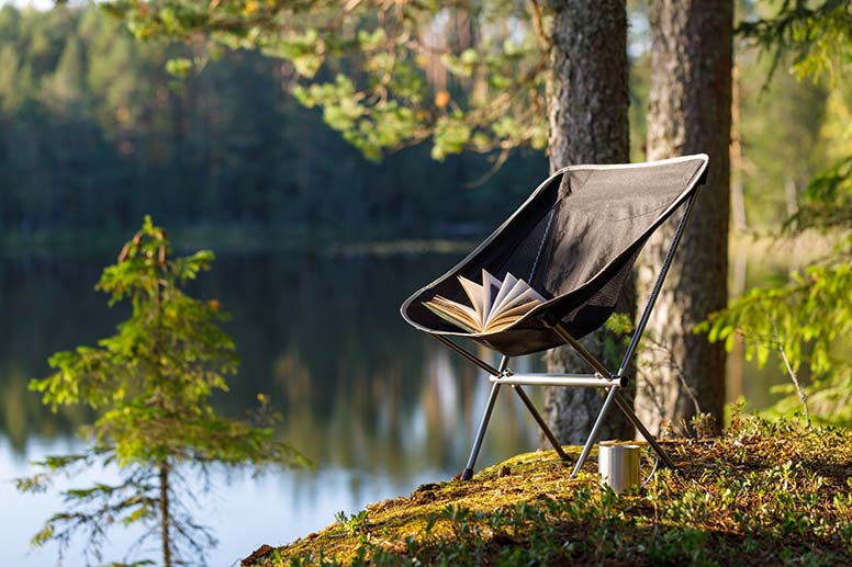 Syksy järven rannalla, tuolilla on kirja