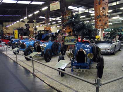 Bugatteja Ranskan sinisessä kilpailuvärissä.