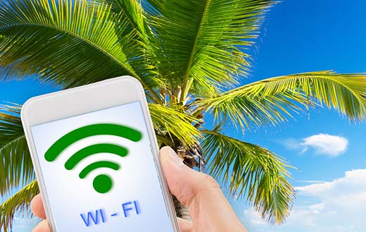 Aseta puhelin lentotilaan ja kytke sen jälkeen päälle WiFi. Nettiyhteys toimii WiFin kautta, mutta maksullinen yhteys matkapuhelinverkkoon pysyy pois päältä. Kuva iStockphoto