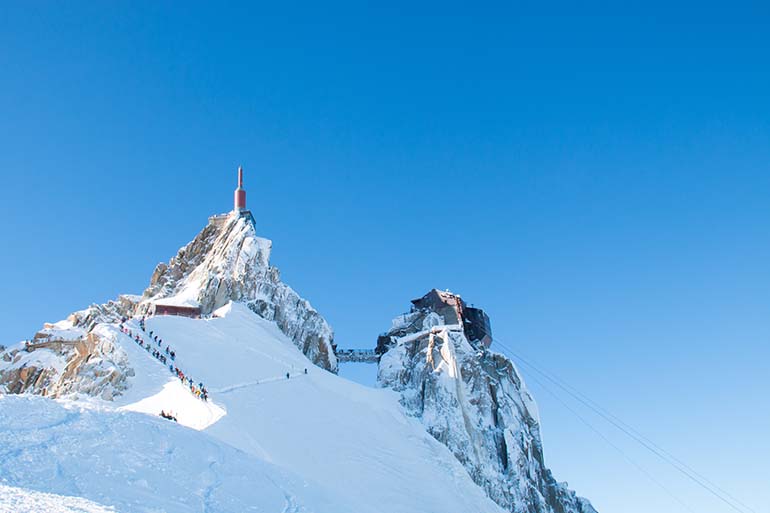 Chamonix on suosittu talviurheilukeskus. Lomalijat lumikenkäilevät jonossa kohti Mont Blancin huippua. Kuva: Pauliina Rasi