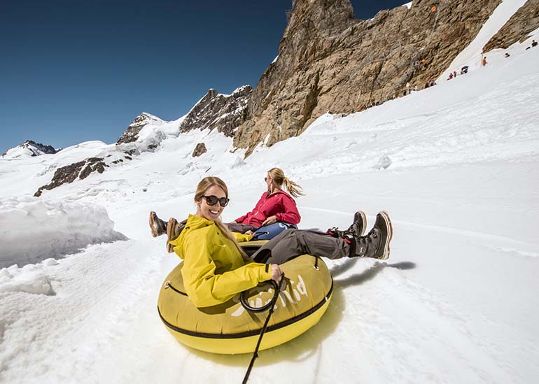 Jos Alppikelkka ei ole riittävän vauhdikas, kokeile laskettelua renkaalla. Kuva: Jungfraubahnen 2017