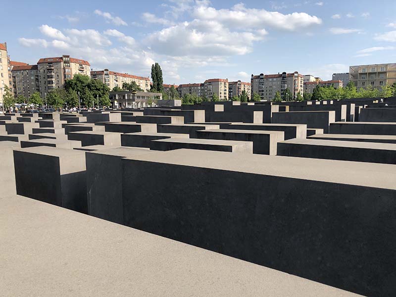Juutalaisten kansanmurhan muistomerkki on valtava labyrintti, joka kostuu 2 711:sta erikokoisesta betonipaadesta.