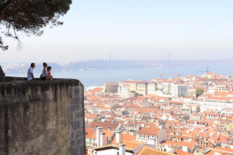 Linnan muureilta avautuvat huikeat näköalat joka puolelle Lissabonia.