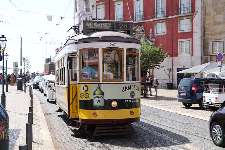 Lissabonin kuuluisia raitiovaunuja kannattaa kokeilla. Numero 28 kulkee keskustan halki kaunista maisemareittiä. Kuva Matti Remes