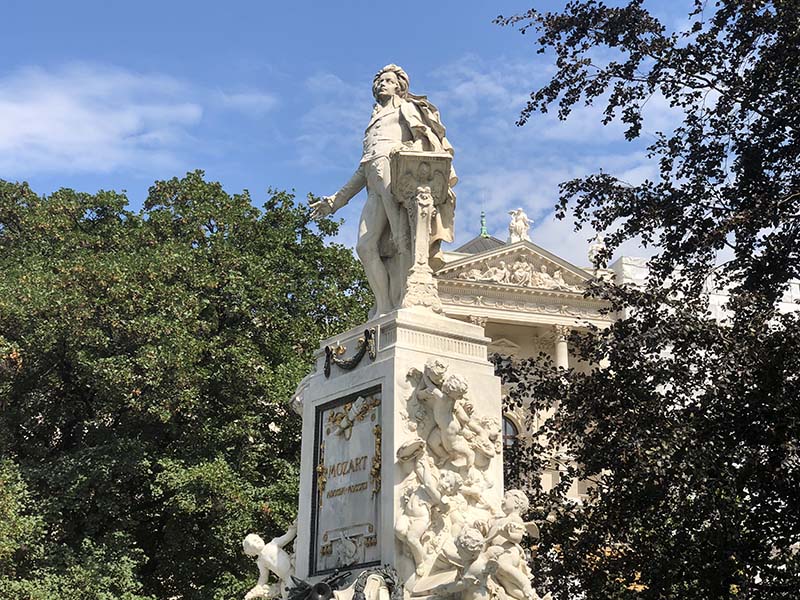 Mozartin patsas sijaitsee Burggarten-puistossa Hofburgin palatsin lähettyvillä. Kuva: Matti Remes 
