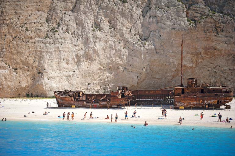 Salakuljettajien poukama Navagiossa on Zakinthoksen ja todennäköisesti koko Kreikan kuvatuimpia, jos ei myös kauniimpia rantoja. Kuva: iStockphoto.com