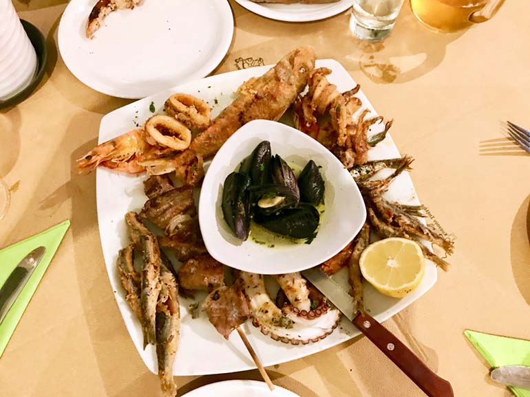 Friteeratut mustekalat ja sardiinit ovat kreikkalainen klassikko ja niin paikallisten kuin turistien ikisuosikki. Kuva: Pekka Virolainen