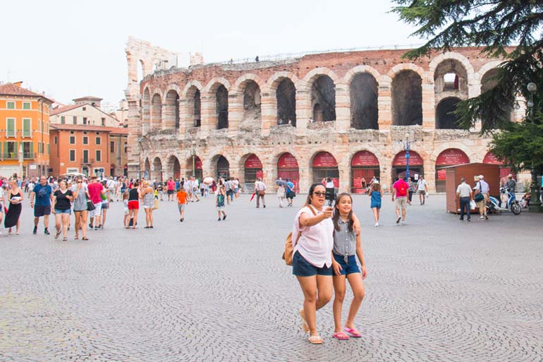 Veronan areena on rakennettu noin 2000 vuotta sitten. Amfiteatterissa järjestetään kesäisin Veronan oopperajuhlat. Kuva: Pauliina Rasi