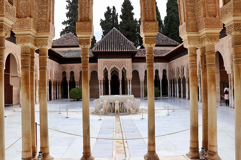 Granada huokuu historiaa. Retkokohteeksi kannattaa valita Alhambran palatsi ja linnoitus. Kuva: Matti Remes