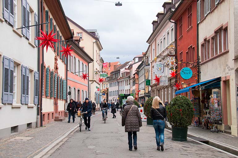 Kävely on mukava tapa tutustua historialliseen Freiburgiin. Kuva: Pauliina Rasi