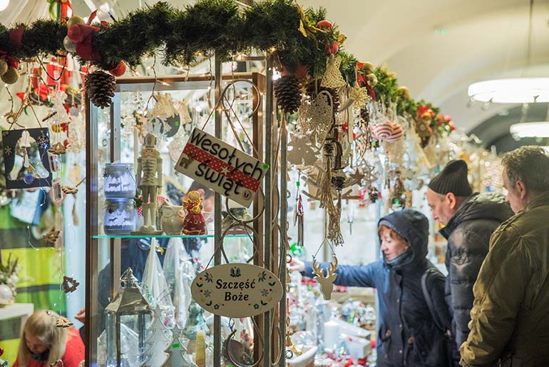 Gdanskin joulumarkkinat ovat oiva paikka hankkia joulukoristeita ja tietenkin meripihkasta valmistettuja esineitä. Kuva: Gdanskin kaupunki
