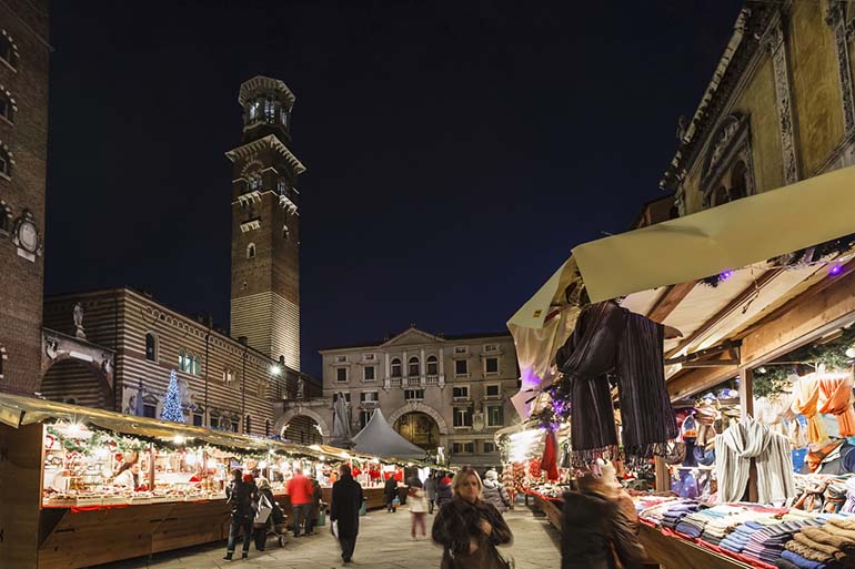 Piazza dei Signorin kojuista löytyy herkkuja ja lämpöisiä lahjoja. Kuva: iStockphoto.com