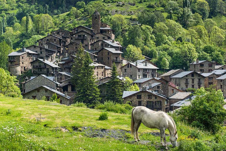 Pyreneiden rinteillä sijaitseva Andorra sopii sekä vaeltamisesta että laskettelusta innostuneille lomailijoille. Kuva: iStockphoto.com