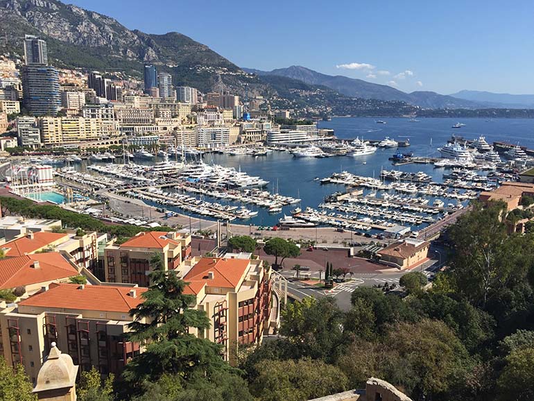 Monacon satama on kuuluisa hulppeista jahdeistaan ja huviveneistään. Kuva: Matti Remes