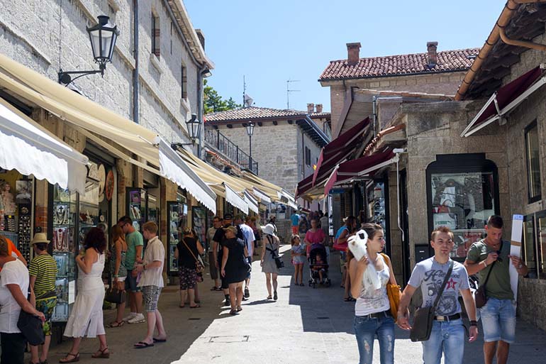Turistit parveilevat San Marinon kaupungin kapeilla kujilla. Kuva: iStockphoto.com