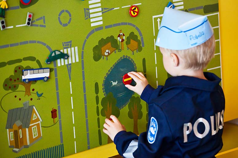 Lasten omassa poliisitalossa pääsee pukeutumaan poliisihaalareihin. Kuva: Poliisimuseo