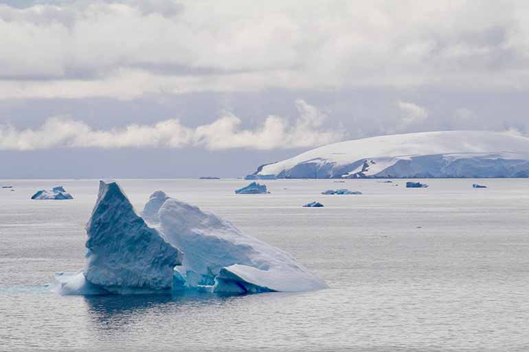 Jäätiköt ja niistä irronneet jäävuoret ovat olennainen osa maisemaa. Kuva: Matti Remes