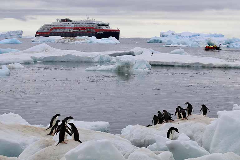 Laivasta tehdään päivittäin kumiveneillä retkiä mantereelle ja saarille, joissa on isoja pingviiniyhteisöjä, merilintuja ja hylkeitä. Kuva: Matti Remes