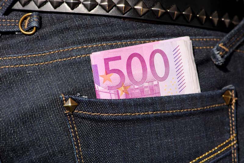 Euroja farkkujen takataskussa