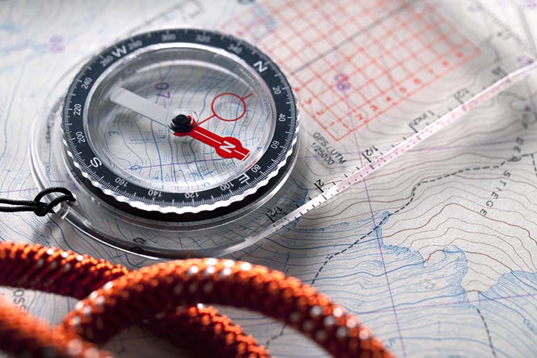 Suunnistuskartta ja kompassi