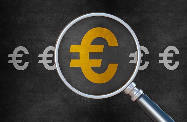 Keltainen eurosymboli ja suurennuslasi