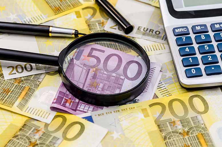 Suurennuslasi ja eurosetelit