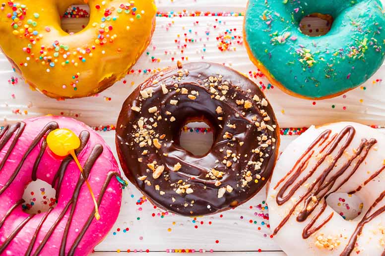 Värikkäitä donitseja