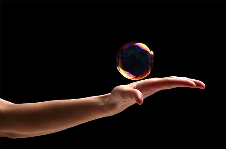 Käsi ja saippuakupla