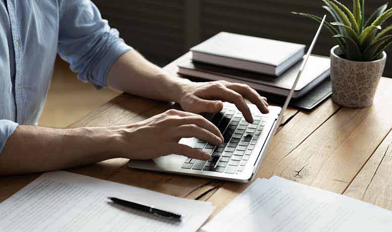 Mies, kynä ja tietokone