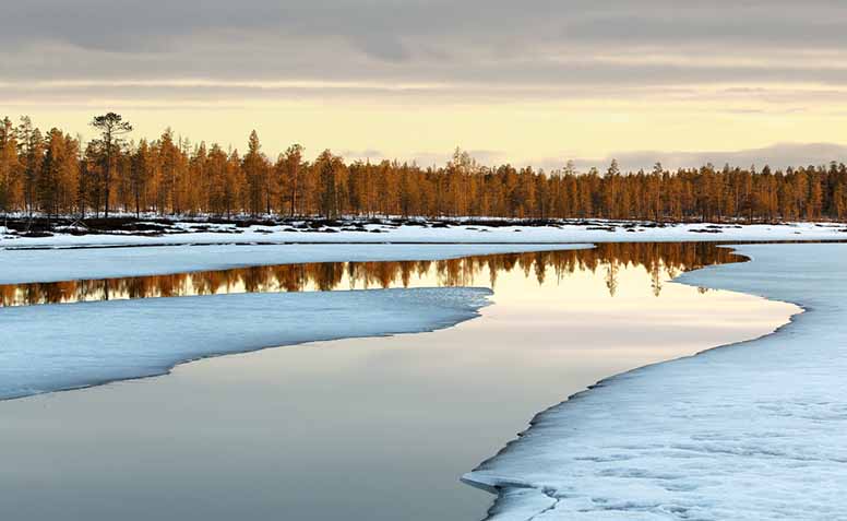 Kevät, jää sulaa joesta