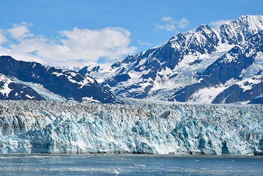 Hubbardin matavasta jäätiköstä saa hyviä kuvia laivan kannelta. Kuva Juha Salminen