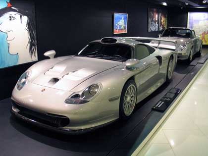 Porschen  911 GT1 ”Strassenwagen” vuodelta 1997. 