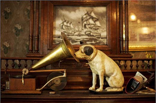 His Master’s Voice -gramofonin ääni purkautuu ilmoille torvesta. Kuva Mekaanisen musiikin museo