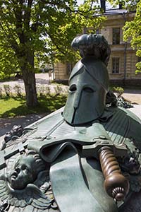 Linnoituksen perustajan Augustin Ehrensvärdin hauta on keskusaukiolla. Kuva Suomenlinnan hoitokunta/Dorit Salutskij