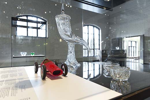 Lasi-Giancarlo on unelma, joka kiitää, vaikka se seisookin paikoillaan. Nimensä Kaappo Lähdesmäen 2012 valmistama punainen unelma on saanut Giancarlo Baghettilta, 1960-luvun italialaiselta kilpa-autoilijalta, joka kirjoitti nimensä kilpa-autoilun historiaan voittamalla ensimmäisen formula 1 -kilpailunsa. Kuva Patrik Lindström